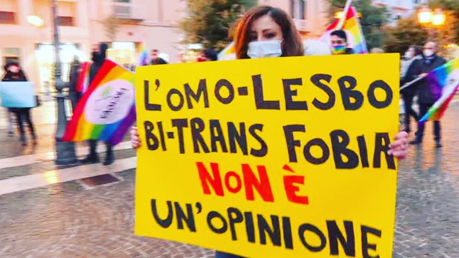Attacco transfobico durante i festeggiamenti della nazionale a Roma: «Uccidiamo la trans»