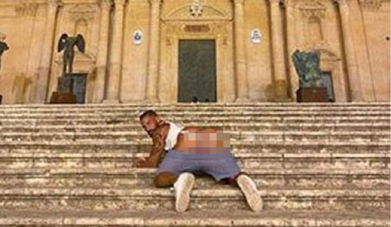 Fabrizio Santamaria multato per la foto hot davanti alla Cattedrale di Noto