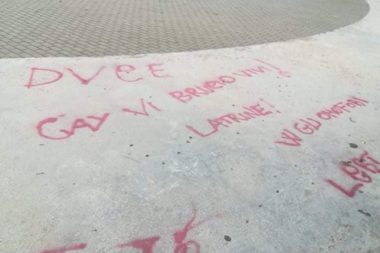 Brindisi, scritte omofobe e fasciste in piazza: «Gay vi brucio vivi»