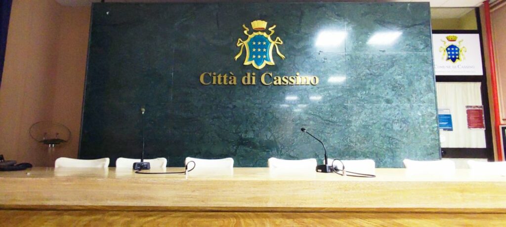Cassino, consigliere comunale offende i colleghi: «come i fr*cetti»